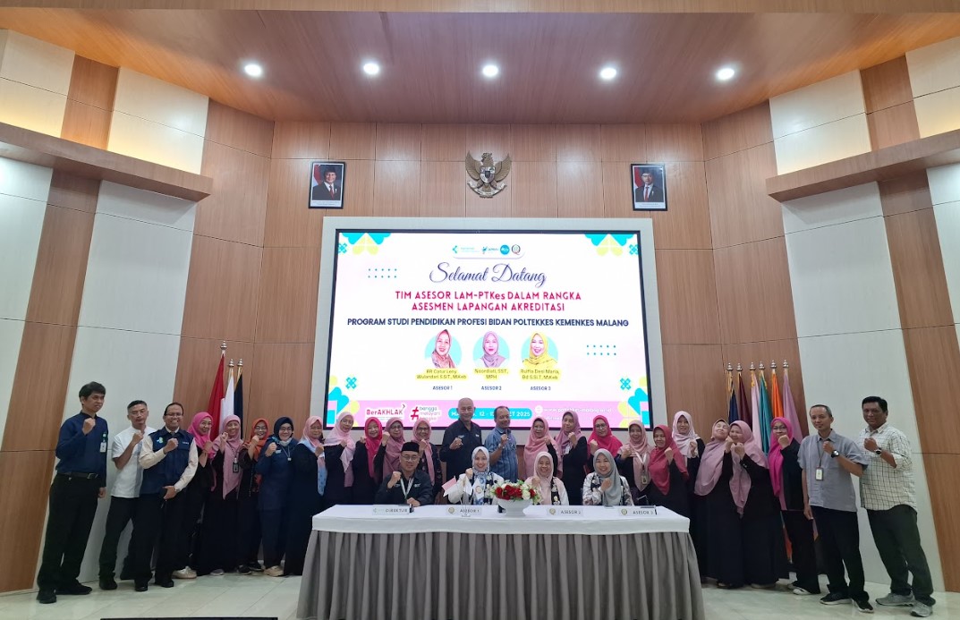 Foto Bersama AL Prodi Pendidikan Profesi Bidan Foto Bersama AL Prodi Pendidikan Profesi Bidan